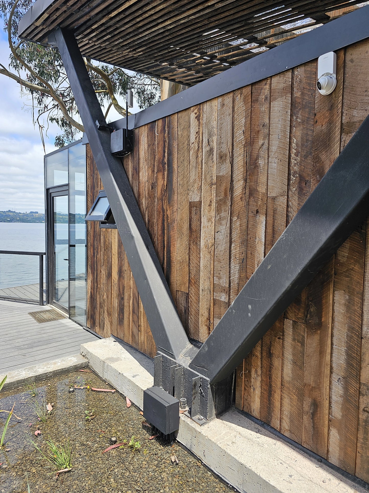 Revestimiento mix nativo oscuro lijado